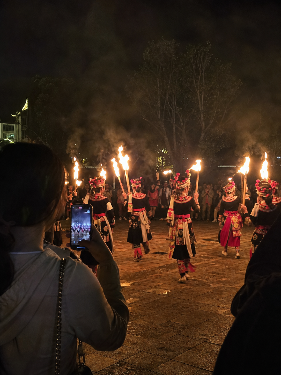 楚雄彝人古鎮夜間火把表演與彝族歌舞,雲南人文旅遊景點