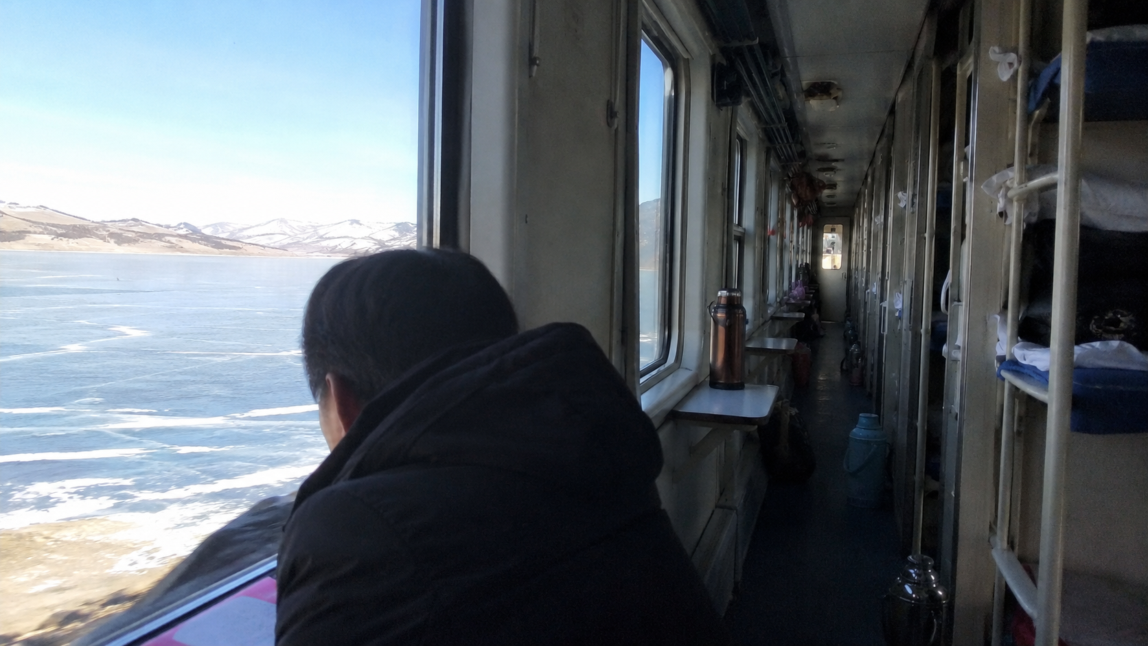 青藏鐵路硬臥車廂與窗外冰湖