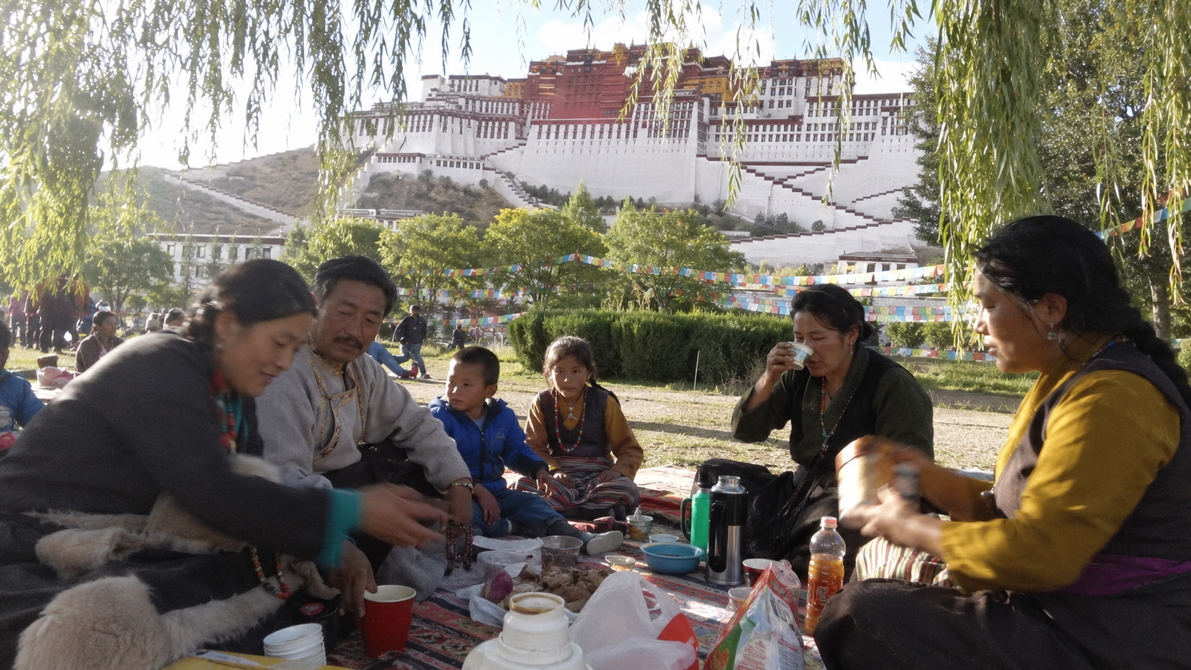 薩嘎達瓦節期間,藏族家庭在拉薩宗角祿康公園過林卡